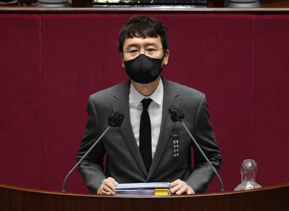 국민의힘 김웅 의원이 11일 오전 서울 여의도 국회에서 열린 본회의에서 국정원법 개정안에 대한 무제한 토론(필리버스터)을 하고 있다. 2020.12.11/뉴스1 © News1 박세연 기자 /사진=뉴스1