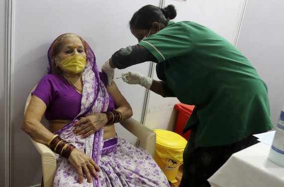 11일(현지시간) 인도 뭄바이에서 한 시민이 코로나19 백신을 접종받고 있다.AP뉴시스