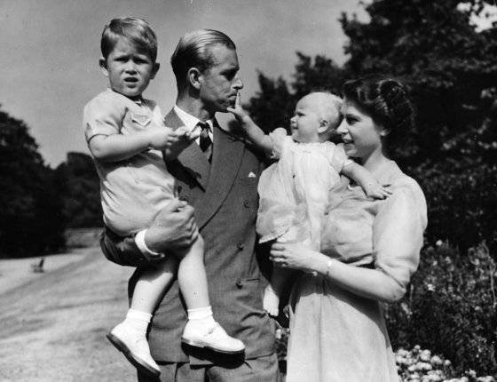 1951년 당시 공주였던 엘리자베스2세 여왕과 필립공이 런던의 자택에서 찰스 왕세자와 앤 공주를 안고 있는 모습.[AP통신=연합뉴스]