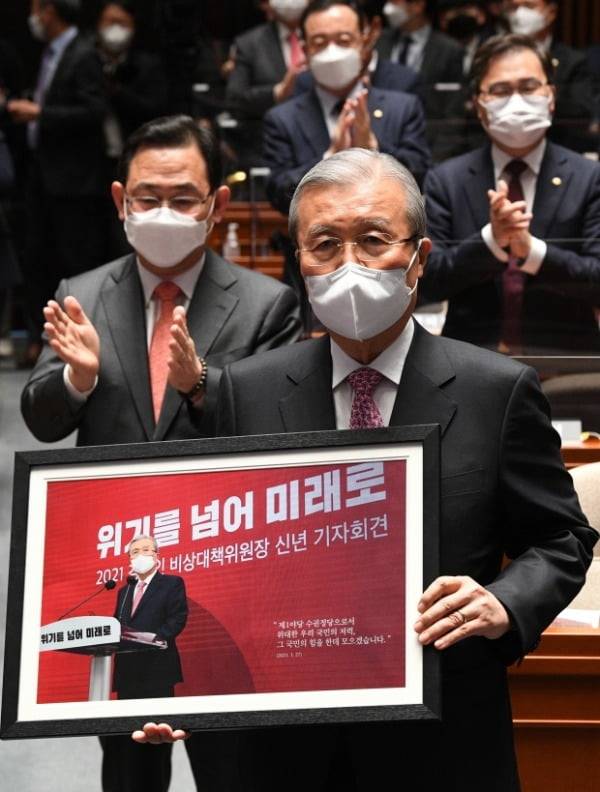 김종인 전 국민의힘 비상대책위원장이 지난 8일 서울 여의도 국회에서 열린 의원총회에 참석해 기념액자를 받으며 기념촬영하고 있다.  /사진=뉴스1