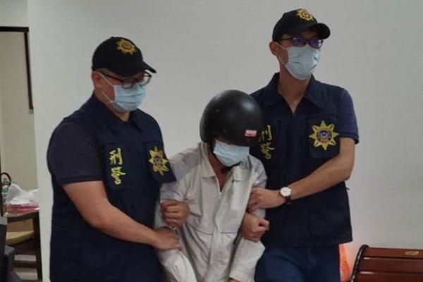 스토킹하던 20대 여성을 교통사고로 위장해 살해한 50대 남성(가운데). 대만 중국시보 캡처