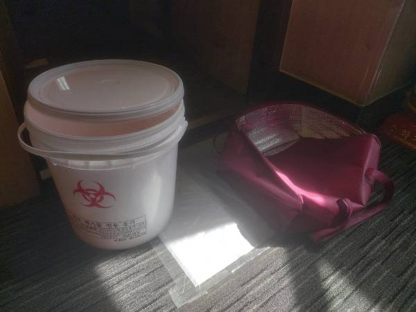 자가격리자가 머물던 객실에서 나온 쓰레기를 담을 의료폐기물 용기와 식사를 넣어두는 보온가방이 호텔 스카이파크 동대문1호점 18층 복도에 비치돼 있다. 송경모 기자