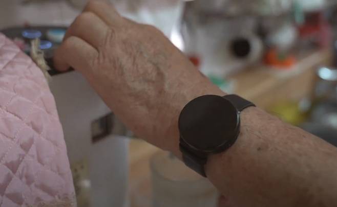 어르신의 생활패턴을 분석할 수 있는 손목시계 형태의 디바이스. / 사진제공=용인시