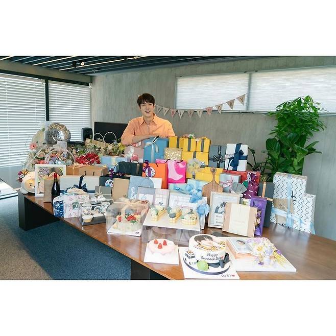 Actor Yoo Yeon-Seok expressed his gratitude to those who celebrated his birthday.On April 11, Yo Yeon-Seok posted photos and videos on his personal Instagram with the article Thank you so much for celebrating this years birthday ~ ~ ~ ~ ~ ~ ~.In the public photos, Yo Yeon-Seok is making a happy face in a space where various cakes and various gift boxes are stacked.In the following video, Yo Yeon-Seok is flying his finger heart and saying, Thank you, everyone, thank you.As soon as I saw it, my mouth was not shut. . . . .I felt all the hearts of each gift, and I was impressed and impressed.  I will show you a good picture by taking a lot of energy and shooting hard! Yoo Yeon-Seok appeared in the movie New Years Eve released in February, and will also appear on TVNs Spicy Doctor Life season 2, scheduled to air this year