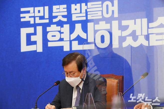 더불어민주당 도종환 비상대책위원장이 지난 9일 서울 여의도 국회에서 열린 2030 의원들과의 간담회에서 2030 의원들의 발언을 듣고 있다. 황진환 기자
