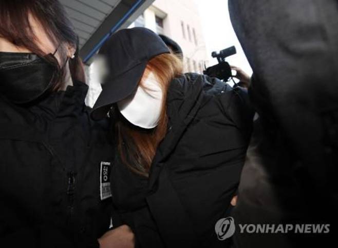 지난 3월 11일 오전 대구지방법원 김천지원에서 경북 구미 숨진 3세 여아의 친모로 밝혀진 외할머니가 구속영장실질심사를 받기 위해 법원으로 들어가고 있다. 연합뉴스