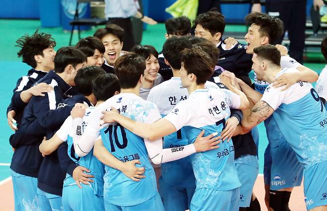 우리카드 선수들이 11일 인천 계양체육관에서 열린 대한항공과의 챔피언결정 1차전에서 승리한 후 기뻐하고 있다.  연합뉴스
