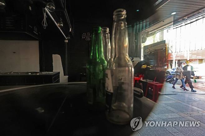 폐업한 주점에 술병은 그대로 [연합뉴스 자료사진]