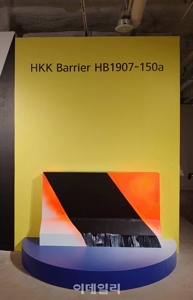 작가 권혜경의 ‘HKK방호벽 HB1907-150a’(2019). 작품이 상품이 돼 사고 팔리는 ‘쇼룸’을 콘셉트로 물리적인 예술시장을 재현한 작가는 과연 “예술을 거래할 수 있는가”란 보다 근본적인 문제에 다가선다(사진=오현주 문화전문기자).