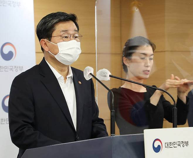 전해철 행정안전부 장관이 12일 오후 서울 종로구 세종대로 정부서울청사에서 ‘코로나19 대응 특별방역 점검 회의’ 비대면 정부합동 브리핑을 하고 있다. (사진=행안부 제공)