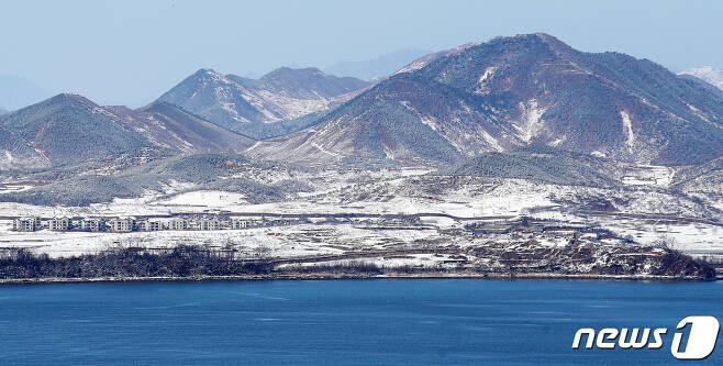 4일 경기도 파주 오두산통일전망대에서 바라본 북한 황해북도 개풍군 마을에 흰 눈이 덮여 있다.2021.2.4/뉴스1 © News1 오대일 기자