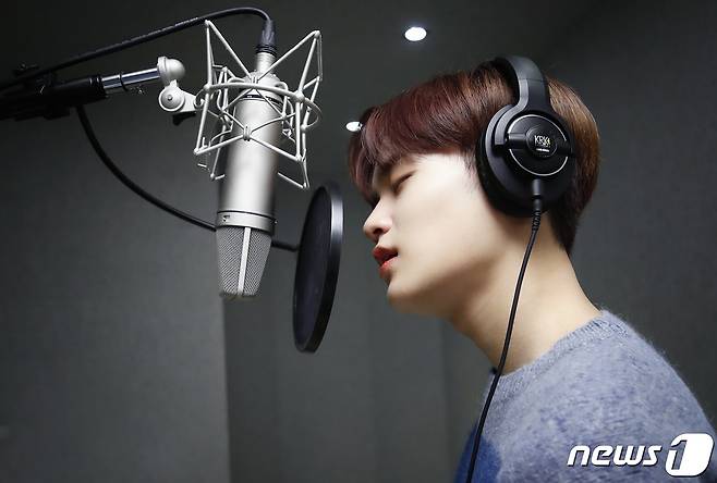 Seoul=) = AB6IX (AB6IX) Lee Dae-hwi is practicing singing before an interview with the department at the Brandnew Music building in Seoul Gangnam District.2021.4.12