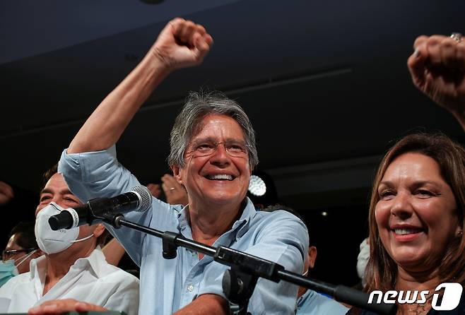 기예르모 라소 에콰도르 대통령 후보가 2021년 4월 11일 치러진 결선 투표에서 당선이 확실해지자 기뻐하는 모습. 오른쪽은 부인 마리아 데 로르데스 알시바르 여사. © 로이터=뉴스1