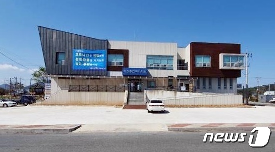 최근 보수보강 공사를 완료하고 재개장한 장흥군 회진면 복지회관© 뉴스1