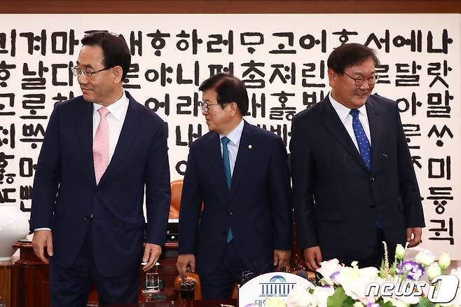 김태년 전 더불어민주당 원내대표(오른쪽부터), 박병석 국회의장, 주호영 당시 미래통합당 원내대표가 8일 오후 서울 여의도 국회 의장실에서 열린 국회의장 주재 여·야 원내대표 원구성 협상회동에서 기념촬영을 마친 후 자리로 향하고 있다. 2020.6.8/뉴스1 © News1 박세연 기자