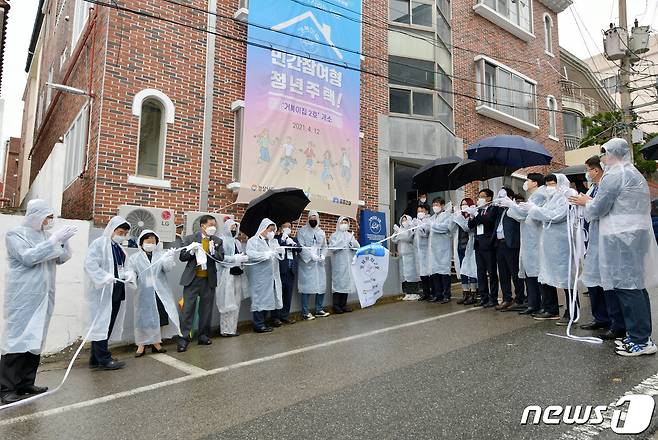 박종원 경남도 경제부지사가 12일 김해시 삼방동의 민간참여형 청년주택 ‘거북이집 2호’ 개소식에 참석해 기념사진을 찍고 있다.(경남도 제공)2021.4.12.© 뉴스1