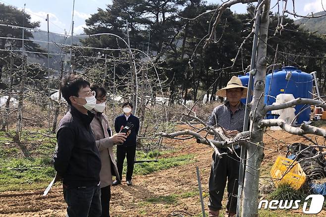 전북 무주군 농업기술센터가 냉해 예방 등을 위한 기술지도를 하고 있다.(무주군제공)2021.4.12/뉴스1