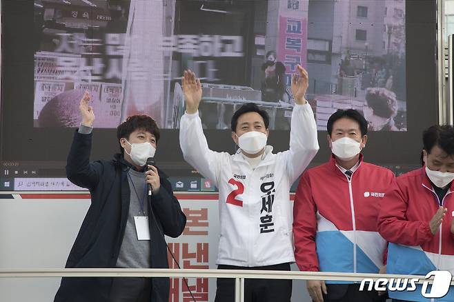 지난 3월 25일 이준석 국민의힘 노원구 당협위원장이 노원역 사거리 유세에서 오세훈 서울시장 후보 지지를 호소하고 있다. 오세훈 캠프서 뉴미디어 본부장을 맡았던 이준석 당협위원장은 '2030시민유세단' 아이디어를 기획, 바람몰이에 성공했다는 평가를 받았다. © News1 국회사진취재단