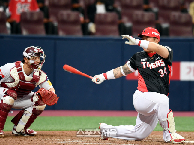 KIA 최형우가 6일 헛스윙 삼진아웃을 당하고 있다. 최승섭기자 thunder@sportsseoul.com