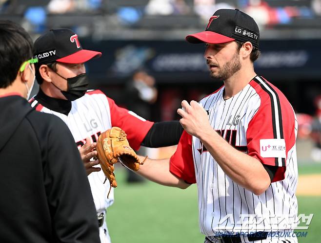 2021 KBO 리그 SSG 랜더스와 LG 트윈스의 경기가 11일 잠실구장에서 열렸다. 7회초 수비를 마친 LG 수아레즈가 덕아웃으로 향하고 있다. 잠실=허상욱 기자 wook@sportschosun.com/2021.04.11/