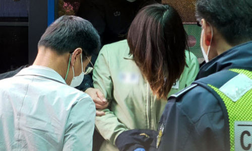 구미 3세 여아 사망 사건 관련 숨진 여아의 친모가 아닌 언니로 드러난 김 모 씨가 지난 9일 대구지방법원 김천지원에서 열린 첫 재판에 참석하기 위해 호송 차량에서 내리고 있다./사진=연합뉴스