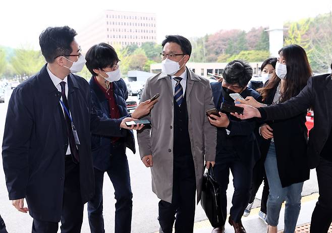 김진욱 고위공직자범죄수사처장이 12일 오전 경기 정부과천청사 내 공수처로 출근하고 있다. / 연합뉴스