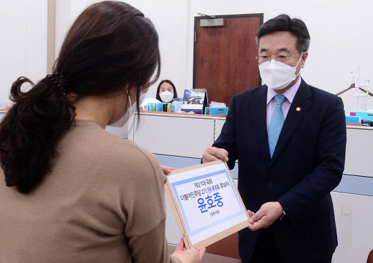 윤호중 더불어민주당 의원이 12일 국회에서 차기 원내대표 출마를 위해 후보 등록을 하고 있다. 연합뉴스.