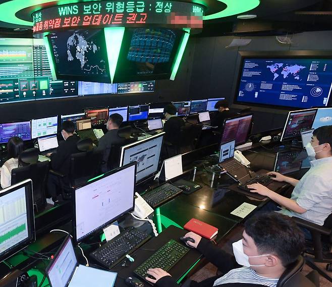 재택근무, 외부 미팅 등으로 클라우드 사용량이 증가하면서 해킹 위협이 높아진 가운데 보안 시장에 대한 관심이 높아지고 있다. 주말 경기도 성남시 네트워크 보안 전문기업 윈스 종합관제센터에서 관제사들이 기업 클라우드 정보를 실시간 모니터링하고 있다. 성남=이동근기자 foto@etnews.com