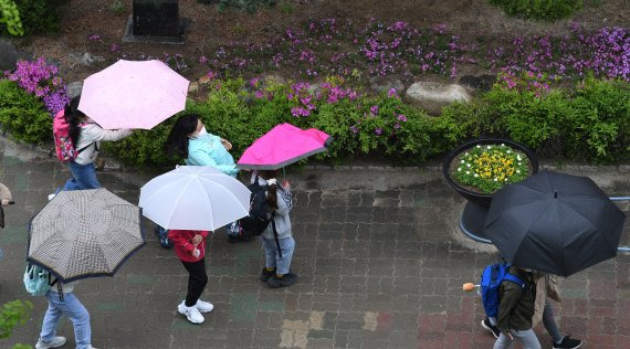 전국 곳곳에 봄비가 내린 12일 서울 영등포구의 한 초등학교에서 우산을 쓴 학생들이 교문을 나서고 있다. 기상청은 비가 그치고 찬 공기가 내려와 반짝 추워질 것으로 예보했다. 사진=김범석 기자