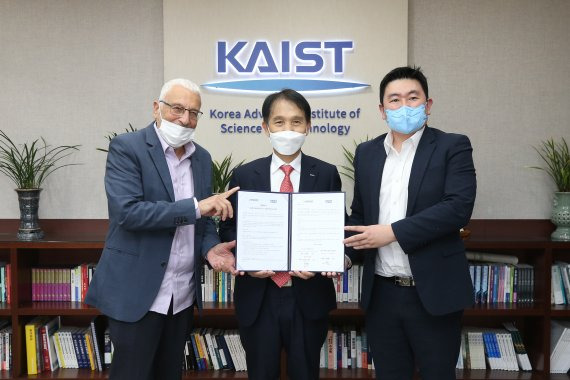 요즈마그룹 이갈 에를리히(왼쪽) 회장과 KAIST 이광형(가운데) 총장, 이원재 요즈마그룹 아시아총괄대표가 지난 8일 KAIST 대전 본원에서 MOU를 체결했다. KAIST 제공