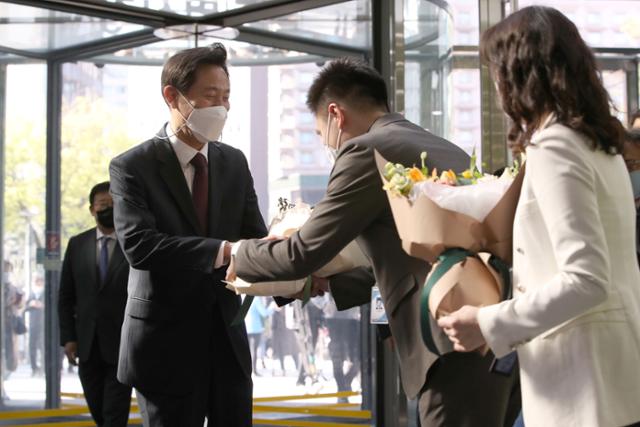 제38대 서울특별시장에 당선된 오세훈 시장이 8일 오전 서울 중구 시청사로 출근하며 축하 꽃다발을 받고 있다. 공동취재사진.