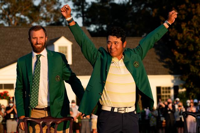 마쓰야마 히데키(오른쪽)가 12일 미국 조지아주 오거스타의 오거스타 내셔널 골프클럽에서 막을 내린 PGA 투어 마스터스 토너먼트의 우승을 상징하는 그린재킷을 입고 만세를 부르고 있다. AP 뉴시스