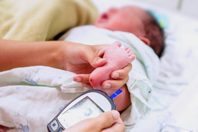 신생아가 희소 질환 여부를 알아내기 위한 '신생아 선별 검사'를 받고 있다. 게티이미지뱅크