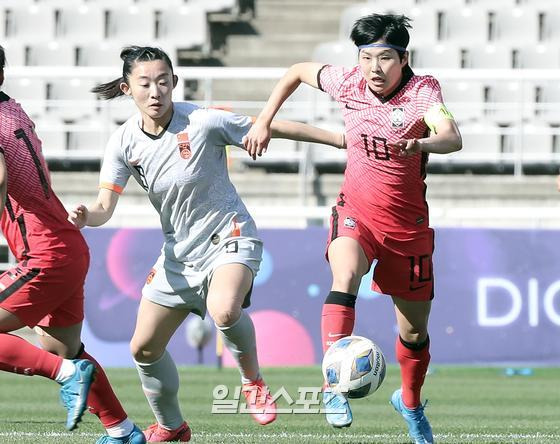 한국 여자축구대표팀이 8일 오후 경기 고양시 고양종합운동장에서 중국과 도쿄올림픽 여자축구 아시아지역 최종예선 플레이오프 1차전을 가졌다. 지소연이 상대 수비를 뿌리치고 드리블을 하고 있다. 고양=김민규 기자