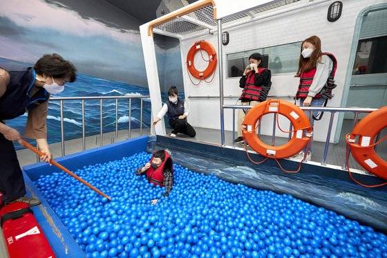 깊숙이 빠진 김지성 학생기자는 구조 도구를 붙잡고 빠져나왔다. 실제로 해변에서 빠진 사람이 보이면 물에 달려들지 말고 구조 도구를 이용해 도와줘야 한다.