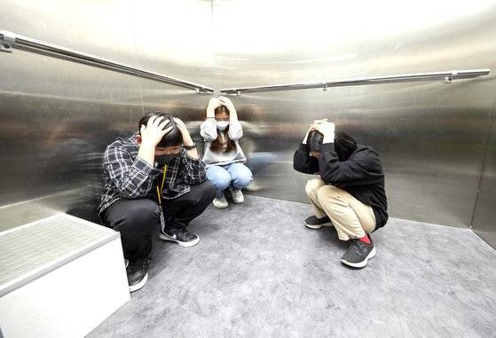 엘리베이터에 갇혔을 때는 비상 버튼을 눌러 구조 요청을 한 다음, 자세를 최대한 낮추고 머리를 보호하며 구조대를 기다린다.