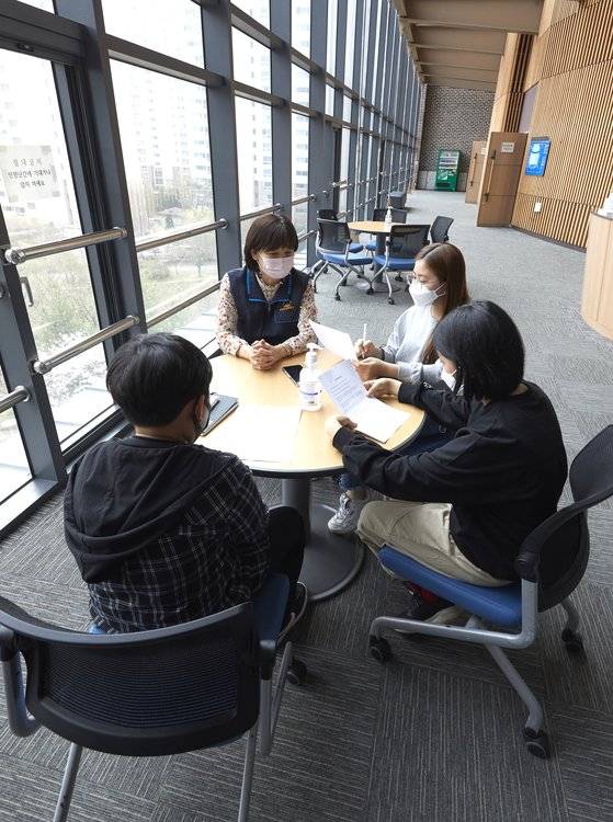 소중 학생기자단이 김영란 부평안전체험관 전담 교관에게 안전에 대해 궁금했던 점을 질문하고 있다.