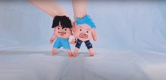 해외 구독자가 폭발적인 반응을 보인 방탄소년단 ‘Dynamite’ 커버 영상. 멤버 RM의 하늘색 머리를 그대로 재연했다.