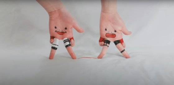 블랙핑크 ‘Kill This Love’ 커버 영상은 조회 수 800만 회를 훌쩍 넘겼다. 머리카락 장식을 시작하기 이전이라 손바닥 위쪽이 비어있다.