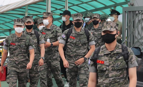 지난해 6월 28일 인천 옹진군 연평도 당섬선착장에서 마스크를 쓴 해병대 장병들이 부대로 복귀하고 있다. [뉴스1]