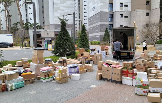 지난 2일 오후 서울 강동구의 한 아파트 단지 후문 인근에 택배 상자들이 쌓여 있다. 해당 아파트는 지난 1일부터 택배 차량의 지상 출입을 금지했다.  /사진=연합뉴스