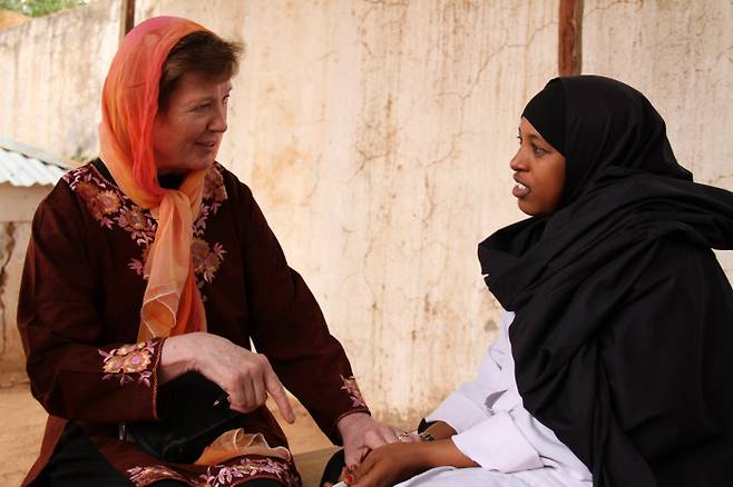 메리 로빈슨은 내전 피해가 극심했던 소말리아와 르완다 난민구호에 적극 나서기도 했다. 2011년 소말리아 방문 당시 모습.