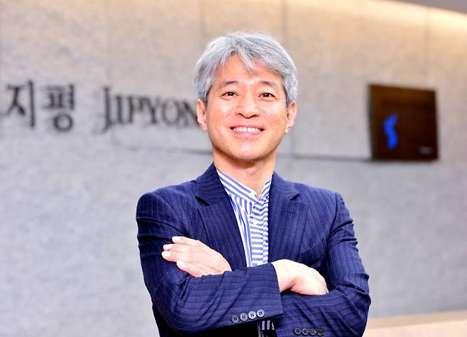 Jipyong managing partner Lim Sung-taek poses for a photo during an interview at the firm’s headquarters in central Seoul on Thursday. (Park Hyun-koo/The Korea Herald)