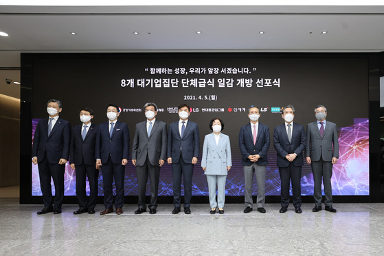 Fair Trade Commission (FTC) chairwoman Joh Sung-wook, center, poses for a photo with executives from a number of major conglomerates at LG Science Park in Magok, western Seoul on April 5 to announce the new competitive bidding system for chaebol in-house cafeterias.