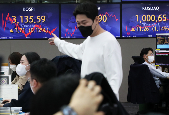 A screen in Hana Bank's trading room in central Seoul shows the Kospi closing at 3,135.59 points on Monday, up 3.71 points, or 0.12 percent from the previous trading day. The Kosdaq closed at 1,000.65 points, up 11.26 points, or 1.14 percent from the previous trading day. [NEWS1]