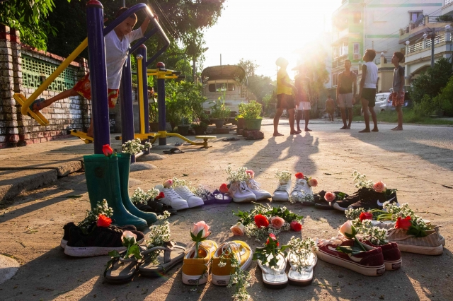 미얀마 양곤 거리의 쿠데타 규탄 '신발 꽃' 시위. 연합뉴스