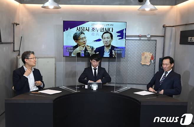 (서울=뉴스1) 국회사진취재단 = 4·7 서울시장 보궐선거 출마를 선언한 우상호 더불어민주당 의원(오른쪽)과 조정훈 시대전환 의원이 8일 오후 서울 마포구 미르미디어에서 열린 '2021 서울시장 선거 정책대담'에서 대화하고 있다. 2021.2.8/뉴스1