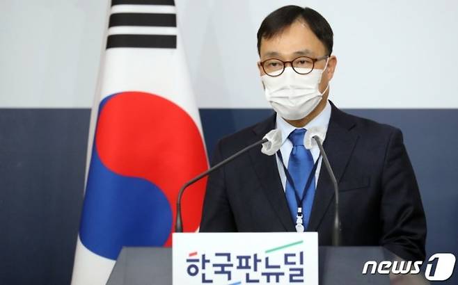 일본 정부가 후쿠시마 제1원자력발전소 오염수의 해양방류를 결정할 것으로 예측되는 가운데 우리 정부가 "받아들이기 어렵다"고 반발했다. 사진은 지난 1월 최영삼 외교부 대변인이 서울 종로구 외교부청사에서 정례브리핑을 하고 있는 모습. /사진=뉴스1