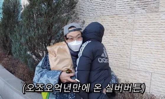 방송인 하하가 자신의 유튜브 채널에 게재한 영상에 ‘오조오억년’이란 단어를 사용하며 ‘남혐 논란’에 휩싸였다. 하하는 게재 하루 만인 12일 문제의 영상을 비공개로 전환했지만, 여전히 온라인 커뮤니티 상에 해당 캡쳐가 돌며 논란이 이어지는 상황이다. 일각에선 부적절한 표현이라는 주장이 나오지만 반대로 특정 성별과 상관없는 온라인 상에서 흔히 쓰였던 표현인데 지나친 억측이라는 지적도 나온다. [출처=온라인 커뮤니티]