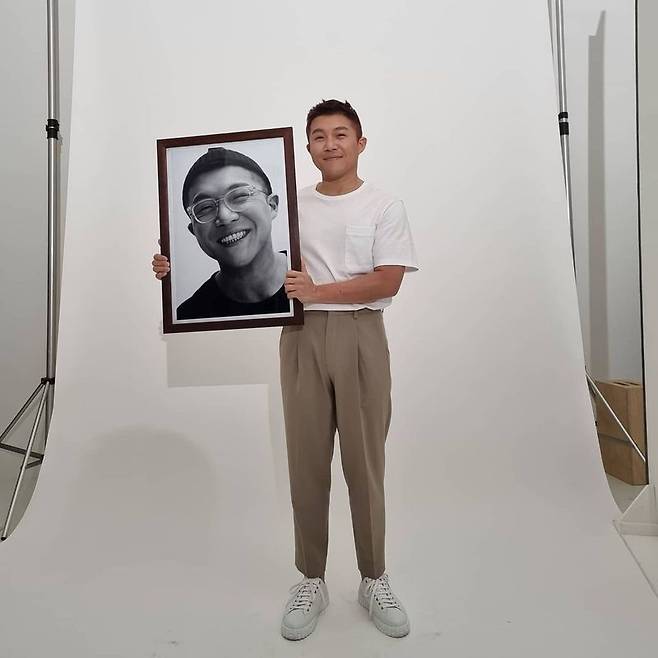 Broadcaster Jo Se-ho shared a sloppy current status after a 30kg weight loss.Jo Se-ho posted a photo on April 12 with an article entitled Thank you for your photo on his personal instagram.Jo Se-ho in the photo is smiling brightly with his black and white photo, with Jo Se-ho, who is stylish with a white tee and neat beige slacks, capturing Eye-catching.Especially, the face and body that became half after the diet are impressed.The netizens who saw this responded such as SAM KIM resembles, Great Seho and Pappy.Meanwhile, Jo Se-ho made headlines last year after winning a 30kg weight loss.Recently transformed into a fashion brand CEO, he is active in various programs such as tvN You Quiz on the Block on the Block.